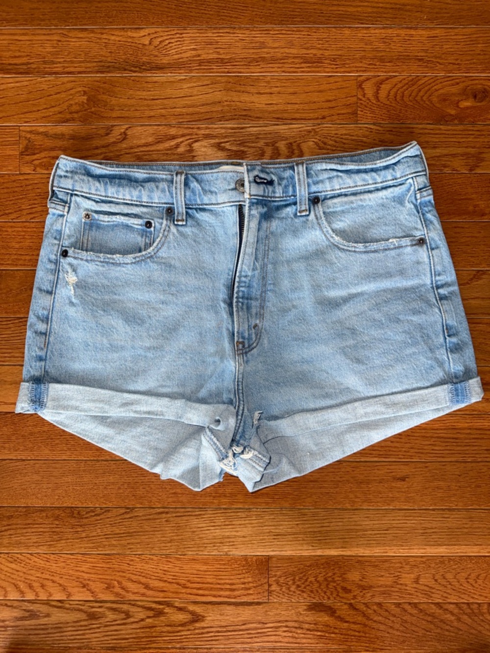 Abercrombie & Fitch The Mom Short High Rise